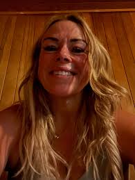 Today at the gym: Someone wrote motivation all over the mirrors. Gotta love  people who take time to lift up others 🫶 Leg day