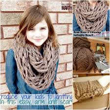 I made a whole cowl in 20 minutes! 23 Insanely Clever Arm Knitting Projects And Techniques Diy Crafts