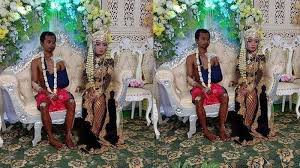 Tapi terkadang ada momen nyeleneh pose di pelaminan. Viral Foto Mempelai Pria Tampil Tak Lazim Dampingi Istri Di Pelaminan Ternyata Simpan Kisah Tragis Tribunstyle Com