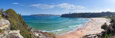 A Wonderful Image Of Freshwater Beach Wedged Between Two Headlands Sydney Nsw I Lived In The Cliffs Above In Sydney Beaches Beautiful Places Favorite Places