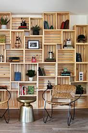 1001 Idees Pour Detourner Une Caisse En Bois Ikea En 2020 Meubles En Caisse Decoration Maison Etagere A Livres En Caisse