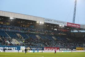 Hansa rostock support die armee der greifen stürmt das feld für den besten club der welt/ the army of the griffins invade the pitch for the best club in the world. Bald Wieder Fans Im Stadion Hansestadt Treibt Plane Voran Hl Sports