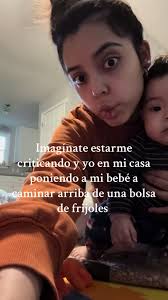 Abuela Enseña A Caminar A Su Nieto Con Una Bolsa