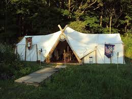 This Would Make A Great Family Tent One Viking A Frame And Two Wall Tents Unfortunately I Can T Camping En Tente Agencement Terrasse Maison Dans Les Arbres