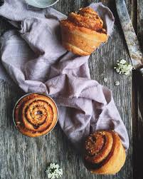 Petites Brioches Roulees Au Chocolat Et Cacahuetes Vegan Petite Brioche Recette De Petit Dejeuner Brioches