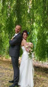 Deine hochzeit steht bevor und wir helfen dir das schönste brautkleid für dich zu finden. Hochzeitsflorist On Twitter Hochzeitsfloristik 13 06 2015 Brautstrauss Wasserfall Und Herrenanstecker In Rosa Creme