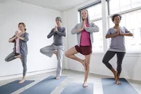 Puedes necesitar una manta para taparte al final de la clase, un cojín pequeño para apoyar la cabeza, un bloque y unos. Consejos Para Hacer Yoga En Casa Locura Fitness