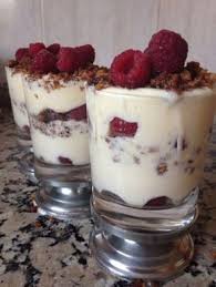 Coupes De Creme Au Mascarpone Et Framboises Facon Crumble Recette Recette Mascarpone Mascarpone Creme Mascarpone