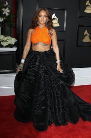 Diese rihanna roten teppich kleider können sie schnell und einfach online zu reduzierten preisen von spediteure und lieferanten in china finden. Rihanna Fur Wohltatigkeitsarbeit Geehrt