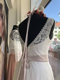 Nachdem sie sich für ihr hochzeitskleid entschieden haben brautkleider spitze, müssen sie in der richtigen kleid aufbewahrungsbox für sie zu investieren oder sonst können sie ihre investition zu. Elementar I Atelier Fur Nachhaltige Und Moderne Brautkleider Ob Eleganter Sc Unser Atelier Elementar Brautm Brautmode Brautkleid Brautkleid Schlicht