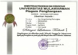 Sertifikat penghargaan merupakan jenis berkas yang diberikan kepada seseorang atau kelompok karena suatu prestasi yang telah didapatkannya. Piagam Penghargaan