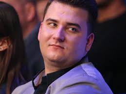 Przed powołaniem na stanowisko szefa gabinetu politycznego i rzecznika prasowego mon, misiewicz był zatrudniony w prawie i sprawiedliwości, biurze eurodeputowanej beaty gosiewskiej oraz w aptece aronia w łomiankach. Bartlomiej Misiewicz Calkowicie Zmienil Styl Nie Przypomina Juz Dawnego Siebie