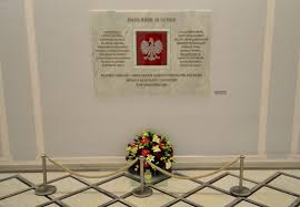 Katastrofa smoleńska, pomimo upływu lat, wciąż wywołuje wiele kontrowersji. File Tablica Katastrofa Smolenska Sejm Jpg Wikipedia