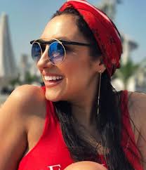 Desi are o relatie foarte stransa cu fanii ei, exista cateva momente pe care cantareata nu vrea sa le impartaseasca decat cu familia ei. Andra Prima Imagine In Costum De Baie Nu Ai Mai Vazut O Asa Din Adolescenta Bucuresti Ziare Com Mobile