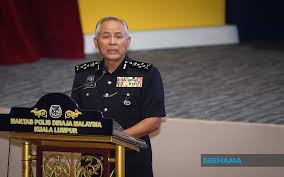 Polis diraja malaysia mempunyai 16 peringkat pangkat yang dibahagikan kepada 2 kategori, iaitu kumpulan pegawai kanan polis bermula dari pangkat inspektor sehingga inspektor general polis, dan kumpulan pegawai rendah polis dan. Bernama Covid 19 No Summonses Issued For Not Wearing Gloves Police