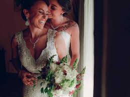 Repasen juntos las canciones más emblemáticas de este intérprete de música romántica y elijan la que mejor hable de ustedes en cada momento. Bodas Lgbt 20 Canciones De Amor Sin Genero Para El Primer Baile Bodas Com Mx
