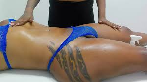 Massaggio erotico pervertito per il transessuale