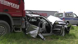 Die autobahn musste wegen des unfalls in beide richtungen voll gesperrt werden. Unfall Auf A61 Bei Meckenheim Lkw Kracht In Stauende Im Fuhrerhaus Sass Ein Kind