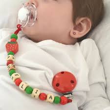 Besonders edel wirken schnullerketten, wenn sie mit dem namen des eine schnullerkette lässt sich natürlich aus selber machen. Baby Schnullerkette Selber Machen Ideen Tipps Und Anleitung