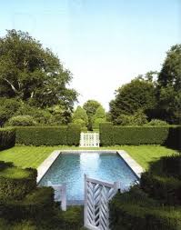 Perfect Pool Surrounded By Clipped Boxwoods With Herringbone Fretwork Gates At The Southampton Estate Of Catie Marron Pool Landscaping Hampton Garden Outdoor
