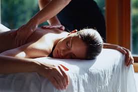 Eine massage ist eine der besten möglichkeiten in kurzer zeit zu regenerieren. Massagetechniken Fur Zuhause So Funktioniert Eine Massage