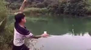 Video Kocak Lelaki Ini Langsung Terjun Ke Sungai Karena Dapat Ular Saat Memancing Tribun Jogja