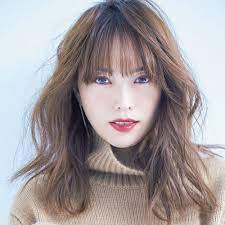 いろんな表情を生み出す長めニュアンス前髪をポイントに 40代のミディアムヘア 40代 ヘアスタイル ヘアスタイリング スタイル