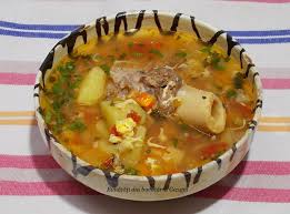 La final, mai asezonam daca este nevoie si servim ciorba cu patrunjel verde tocat deasupra. Ciorba De Cartofi Si Oase De Porc BunÄƒtÄƒÈ›i Din BucÄƒtÄƒria GicuÈ›ei