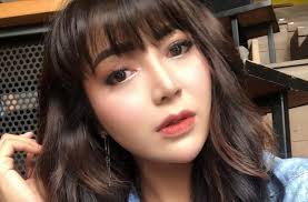 Yuselly agus stevy alias chacha sherly dikabarkan mengalami kecelakaan lalu lintas di jalan tol mantan personel trio macan chaca sherly alami luka parah akibat kecelakaan di tol. Chacha Sherly Eks Trio Macan Meninggal Dunia Sederet Artis Berduka Matamata Com