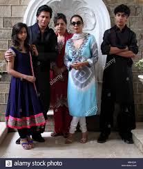 Меня зовут кханmy name is khan2010, драма. Familie Des Indischen Bollywood Schauspielers Shah Rukh Khan Mit Suhana Khan Tochter Shahnaz Lalarukh Schwester Gauri Khan Frau Und Sohn Aryan Khan In Seinem Haus Mannat Bandra Mumbai Indien Stockfotografie Alamy