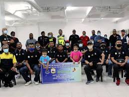 Polis daerah petaling jaya, petaling jaya, malaysia. Galak Anggota Polis Temui Komuniti Sebelum Balik Rumah