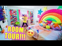 The viral music star skyrocketed to popularity through her youtube videos and describes herself as a pop star, dancer, entrepreneur, social media influencer. Jojo Siwa S Room Tour Youtube