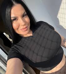 Single woman seeking friends and relationships worldwide