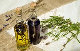 Kantarionovo ulje dobiveno je maceriranjem cvijeta gospine trave u hladno prešanom maslinovom ulju. Dar Iz Prirode Uja Koja Trebamo Drzati U Kucnoj Ljekarni Rtl Zivot I Stil