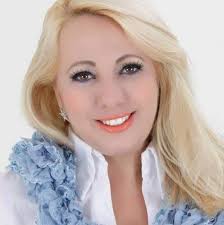 Empresária Sandra Barros recebeu festa surpresa