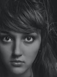 Homem sai com jovem secretária sem saber que sua esposa está sentada atrás  deles