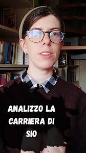 Sio ha costruito la sua carriera passo dopo passo: dal web alla carta,  dalla community al progetto indipendente, fino all’espansione in altri  media., Apparentemente spontaneo, ma in realtà ...