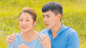 賴慧如（1996年8月2日 － ），為臺灣女演員、女歌手。 曾參與民視 明日之星super star，以及「全球閩南語歌曲創作演唱大賽」。 大藝娛樂 （頁面存檔備份，存於網際網路檔案館）、時代創藝旗下藝人。 2019年於民視 八點檔《多情城市》飾演「江慧君」一角而在戲劇界嶄露頭角。 è³´æ…§å¦‚å‚³å©šè®Šè¢«çˆ†æ‰‹ä¸Šè¦‹å‚·ç—• å¨›æ¨‚æ–°èž ä¸­åœ‹æ™‚å ±