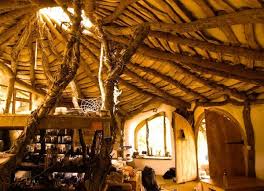 Bilbo le hobbit n'a pas seulement inspiré tolkien dans son roman a succès des années 1930. Maison Des Hobbits Construction De La Maison Hobbit Bois Et Paille