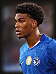 𝐎𝐅𝐅𝐈𝐂𝐈𝐀𝐋: Academy defender Harrison Murray-Campbell has signed a  new two-year deal with Chelsea. 🤝 Murray-Campbell has developed into a  composed and commanding centre-back after joining the Blues as an Under-8  and made