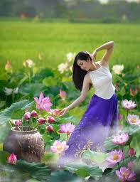 Image result for tranh thiếu nữ bên hoa phù dung