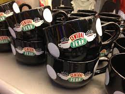 Perfect For That Extra Large Helping Of Morning Brew This 20 Oz Friends Central Perk Mug Features The Central Perk Log Casa E Lar Cantinho Do Cafe Cozinha