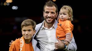 De tickets voor de voorstelling in apeldoorn en eindhoven werden in 5 minuten uitverkocht. Van Der Vaart Stopt Per Direct Met Voetballen Het Is Beter Zo Nos