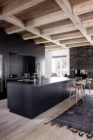 Cuisine Moderne Avec Contraste Du Bois Et Du Noir Ilot Central Et Poutres Apparentes Au Plafond Cuisine Contemporaine Cuisines Design Cuisine Moderne