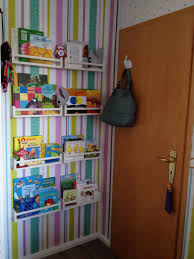 Bucherregale Aus Ikea Gewurzregalen Weiss Lackiert Nutzen Den Stauraum Hinter Der Tur Regal Kinderzimmer Kinder Zimmer Kinderzimmer