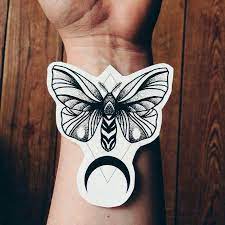 Pin By Cari Mendez On Minha Pasta Dark Tattoos Moth Tattoo Forearm Tattoos