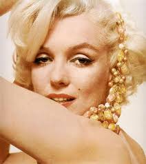 Marilyn monroe is iconic for her blonde curls, red lips, and perfect beauty mark, but the star was shockingly unrecognizable at the time. Marilyn Monroe Bert Stern 5 Marilyn Monroe Photos Marilyn Monroe Poster Marylin Monroe