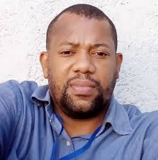 Aktyèlman Smith Augustin nan reyinyon ak 1e minis lan kote lap eksplike li,  se men li kite chape men se pat entansyonel lite siyen pou jetel. Si tout  nèg kout ta tankou