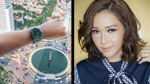 Jam tangan vintaj unik dilelong dengan harga 3.915 juta franc swiss (rm16 juta) di geneva, kata syarikat pembida sotheby's seterusnya mencipta rekod dunia baru selepas sesi bidaan yang hangat. Inilah Jam Tangan Termahal Di Dunia Milik Syahrini Maia Estianty Dan Luna Maya Tak Ada Apa Apanya Banjarmasin Post