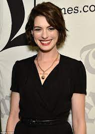 Anne Hathaway Oozes Sophistication Short Hair Styles Celebrity Bobs Hairstyles Hair Styles